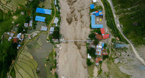 Continua la gigantesca operazione di ricerca dopo le catastrofiche inondazioni in Nepal